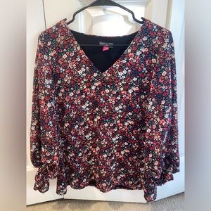 Vince Camuto Sunset Ditsy V-Neck Blouse size M